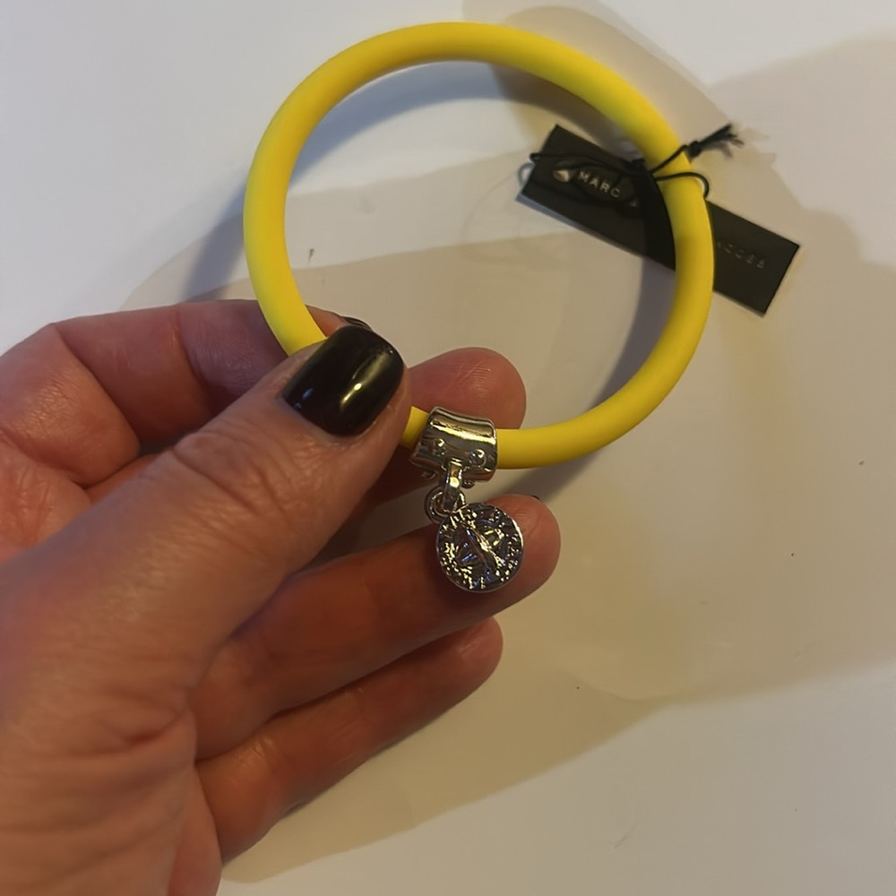ARC BY MARC JACOBS YELLOW ELASTIC SILICONE BRACELET W/CHARM - Picture 2 of 2